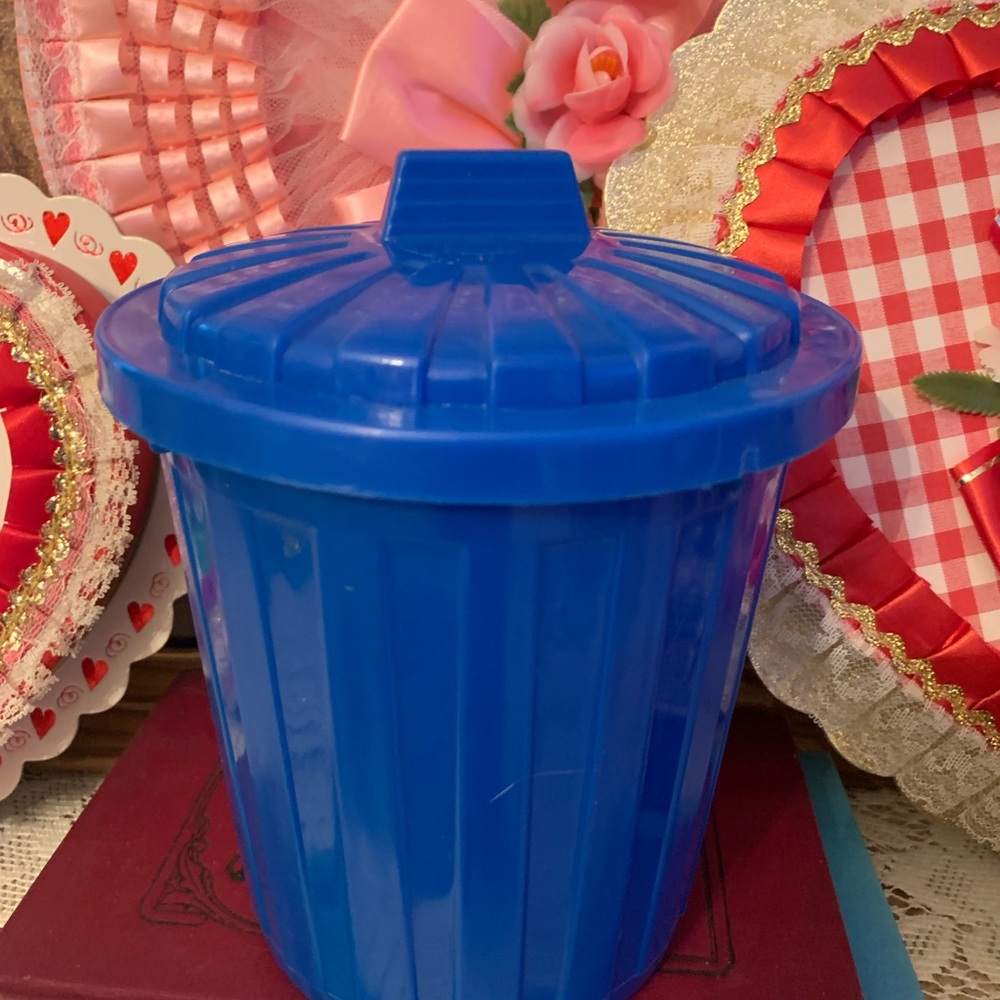 Vintage plastic blue 80’s/ 90’s mini desk trashcan